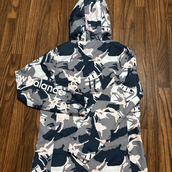 New Balance * Woman’s Abstract Camo Design Rain / Windbreaker Jacket * Small. - Picture 2 of 10